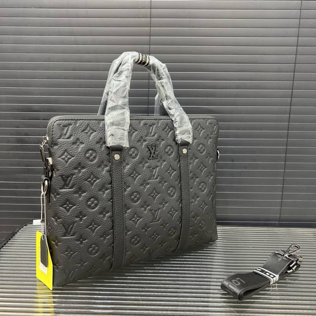 Louisvuitton 路易威登 牛皮男包公文包 手提包 电脑包 经典百搭 实物拍摄 原厂原版面料 配送防尘袋 28 X 38 Cm。 Louisvuitton 路易威登 牛皮男包公文包 手提包 电脑包 经典百搭 实物拍摄 原厂原版面料 配送防尘袋 28 X 38 Cm。