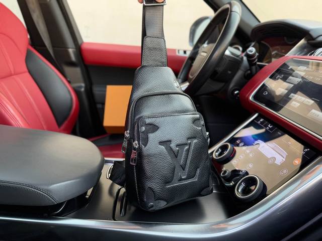 高端货 新款 “Louis Vuitton”Lv 胸包 路易威登斜挎包 头层牛皮 Duo 老花满印拉链开合 单肩斜挎胸包 男款原厂面料高清五金logo标志、专用
