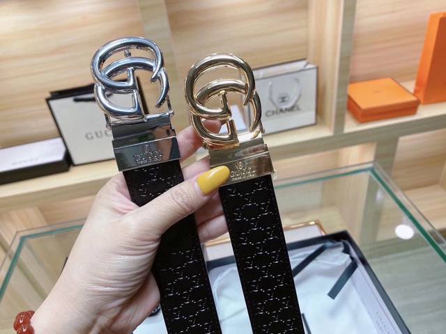 Gucci 古奇新款互扣式g带扣深受品牌辉煌的70年代经典设计所影响，得以重新诠释。安放于织纹纯皮腰带之上。正品一致的吊牌全套包装 配纸袋 礼品盒 亲们下单一定
