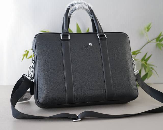 万宝龙 官网同步 高版本 公文斜挎手提包 独家首发 原单牛皮材质 顶级五金配件 非市面普通货 低调奢华 完全不浮夸的款式 日常又时髦 斜挎还是手提都可以 规格: 万宝龙 官网同步 高版本 公文斜挎手提包 独家首发 原单牛皮材质 顶级五金配件 非市面普通货 低调奢华 完全不浮夸的款式 日常又时髦 斜挎还是手提都可以 规格: