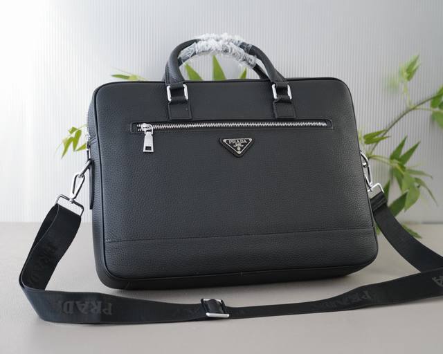 普拉达 官网同步 高版本 公文斜挎手提包 独家首发 原单牛皮材质 顶级五金配件 非市面普通货 低调奢华 完全不浮夸的款式 日常又时髦 斜挎还是手提都可以 规格: 普拉达 官网同步 高版本 公文斜挎手提包 独家首发 原单牛皮材质 顶级五金配件 非市面普通货 低调奢华 完全不浮夸的款式 日常又时髦 斜挎还是手提都可以 规格: