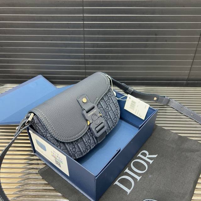 Dior 迪奥 马鞍包 Saddle提花翻盖邮差包 单肩斜挎包 明星单品 采用优质原厂材质 高端品质 配送礼盒 规格: 20 X 13Cm
