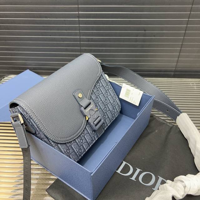 Dior 迪奥 马鞍包 Saddle提花翻盖邮差包 单肩斜挎包 明星单品 采用优质原厂材质 高端品质 配送礼盒 规格: 23 X 18Cm Dior 迪奥 马鞍包 Saddle提花翻盖邮差包 单肩斜挎包 明星单品 采用优质原厂材质 高端品质 配送礼盒 规格: 23 X 18Cm