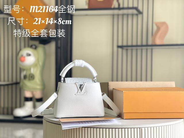 特级配全套包装 芯片版本 特级精品原厂皮 M21164白色配鸵鸟银扣 本款 Capucines 迷你手袋采用 Taurillon 皮革塑造玲珑构型，以鸵鸟皮革包