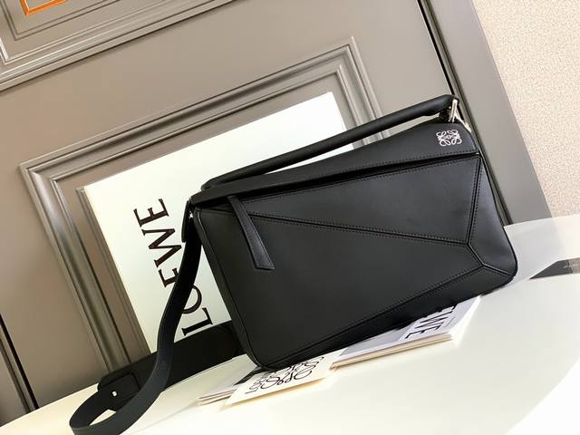 Lw 爆款Puzzle Bag 中号29CM 出货几何包中号以小牛皮镶嵌工制成集斜挎 肩背 手拿 或顶部提手携带 可拆缷，可调节肩带 拉链封口 皮革拉链头，外部