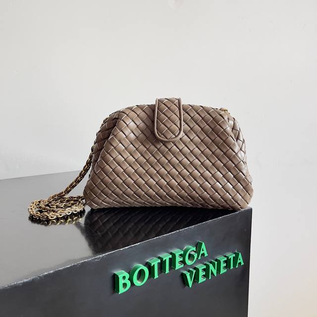 BOTTEGA VENETA 葆蝶家女士LAUREN 小号手拿包 上新啦！很多人蹲的小号终于来啦，可以自行调节的拉链是这个包包的一大亮点，拆掉之后可以当做手包出