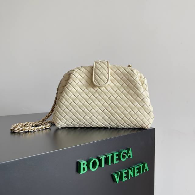 BOTTEGA VENETA 葆蝶家女士LAUREN 小号手拿包 上新啦！很多人蹲的小号终于来啦，可以自行调节的拉链是这个包包的一大亮点，拆掉之后可以当做手包出 - 点击图像关闭