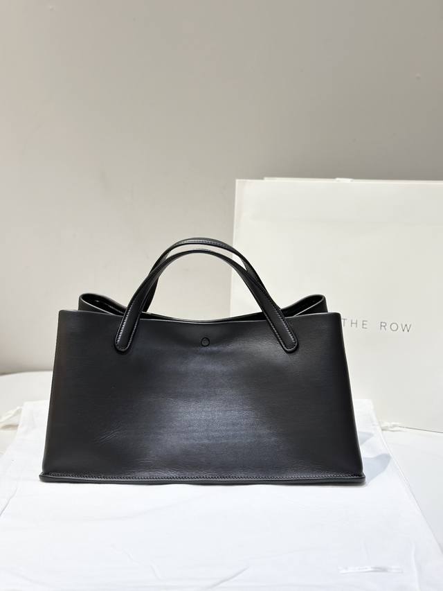 平纹 黑色｝出 继Park Tote、Margaux大火之后又一经典款，最近很多Ins时尚博主都在背，上身妥妥的老钱风高级感，包包超级有型，保持了一种TheRo