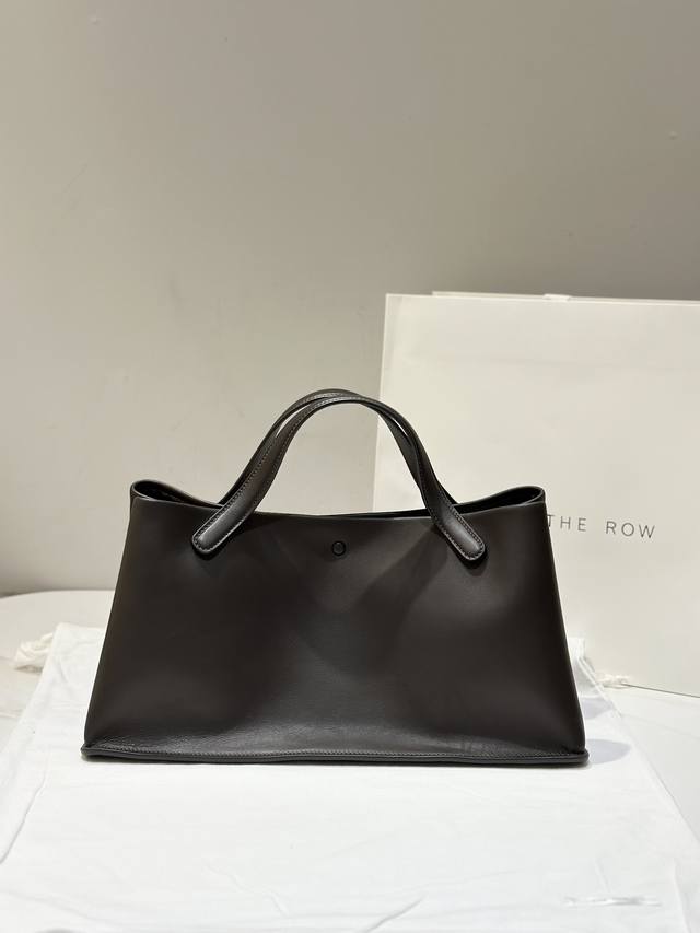 平纹 棕色｝出 继Park Tote、Margaux大火之后又一经典款，最近很多Ins时尚博主都在背，上身妥妥的老钱风高级感，包包超级有型，保持了一种TheRo