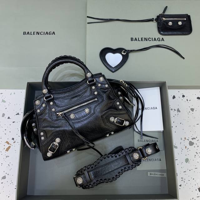 油蜡黑带钻 Balenciagα巴黎最新款Neo cagole机车包 这次配备了爱心小镜子，酷飒的外表下是一颗甜心 拎上就能提升整个气场，轻而易举的帅一地呀，甜 - 点击图像关闭