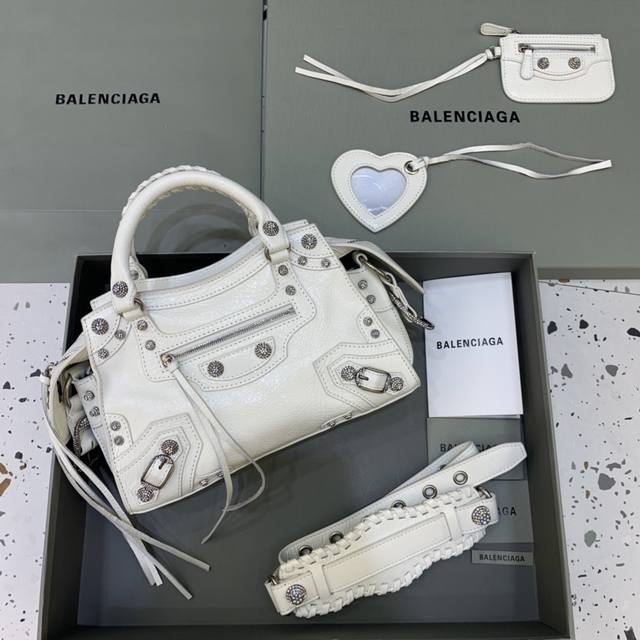 油蜡白带钻 Balenciagα巴黎最新款Neo cagole机车包 这次配备了爱心小镜子，酷飒的外表下是一颗甜心 拎上就能提升整个气场，轻而易举的帅一地呀，甜