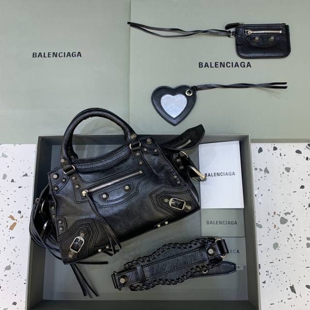 油蜡黑银扣 Balenciagα巴黎最新款Neo cagole机车包 这次配备了爱心小镜子，酷飒的外表下是一颗甜心 拎上就能提升整个气场，轻而易举的帅一地呀，甜