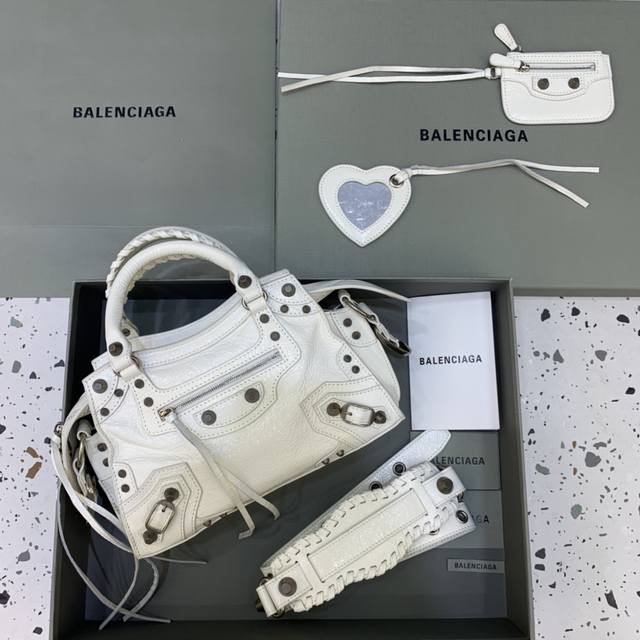 油蜡白银扣 Balenciagα巴黎最新款Neo cagole机车包 这次配备了爱心小镜子，酷飒的外表下是一颗甜心 拎上就能提升整个气场，轻而易举的帅一地呀，甜