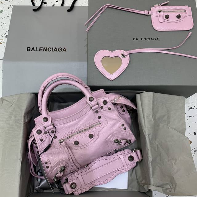 油蜡新粉银扣 Balenciagα巴黎最新款Neo cagole机车包 这次配备了爱心小镜子，酷飒的外表下是一颗甜心 拎上就能提升整个气场，轻而易举的帅一地呀，