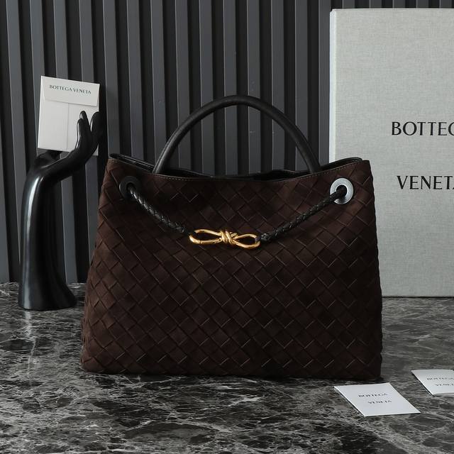 BV的新款Andiamo出货啦真的实火Bottega Veneta 本季推出的新款Andiamo编织手袋真的是火遍全球！！海内外明星纷纷上身，奥斯卡影后杨紫琼都