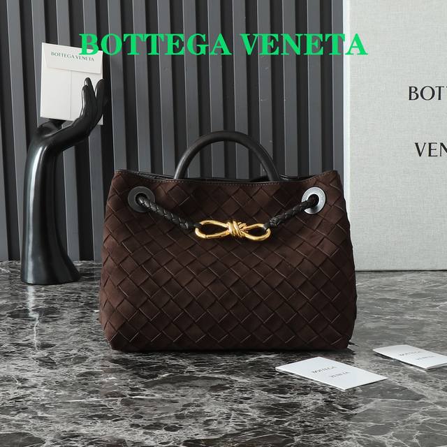 BV的新款Andiamo出货啦真的实火Bottega Veneta 本季推出的新款Andiamo编织手袋真的是火遍全球！！海内外明星纷纷上身，奥斯卡影后杨紫琼都