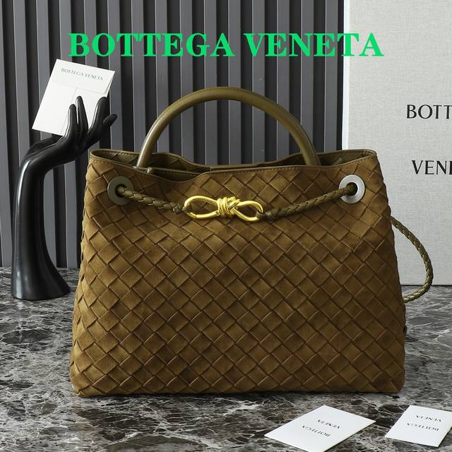 BV的新款Andiamo出货啦真的实火Bottega Veneta 本季推出的新款Andiamo编织手袋真的是火遍全球！！海内外明星纷纷上身，奥斯卡影后杨紫琼都