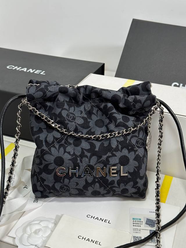 Chanel 24B 22Bag Mini肩带可拆卸 印花垃圾袋出现货啦 22bag出了好多季每一次的印花图案都很美但这次特别戳我花朵刺绣的CHANEL LOG - 点击图像关闭