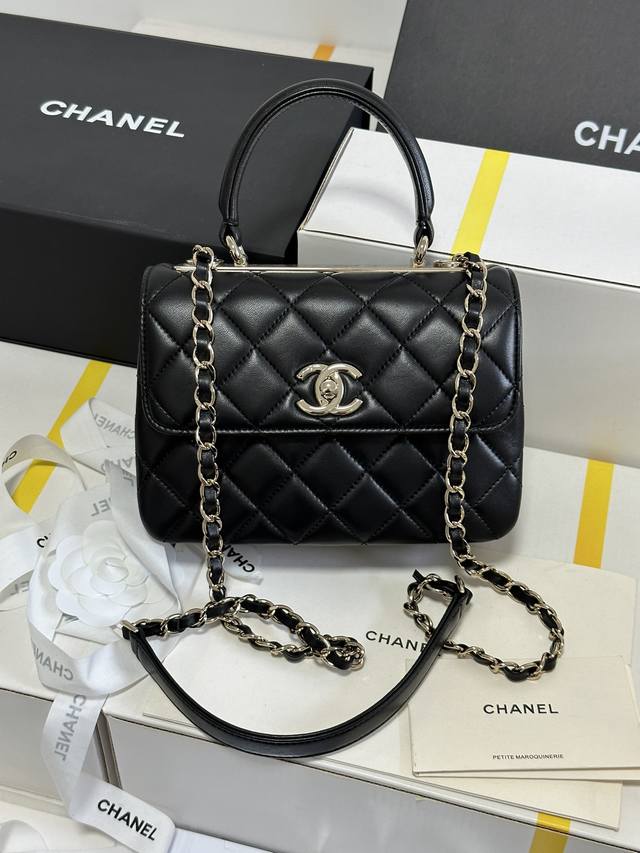 正品开版 Chanel 24C TrendyCC 黑金 mini 以经典之行带领新潮流风向，一切时髦态度都藏在小小的标志里～ 以复古线条碰撞香槟五金，注入超多巧