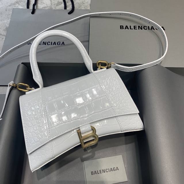 小号 ♀原单Balencia巴黎家，本季重磅 鳄鱼白配金扣 沙漏包，独特的标志性弧线形状造型极具辨识度，一眼就让人眼前一亮呀超炫酷，外观呈现一轮半月状上坠一个金