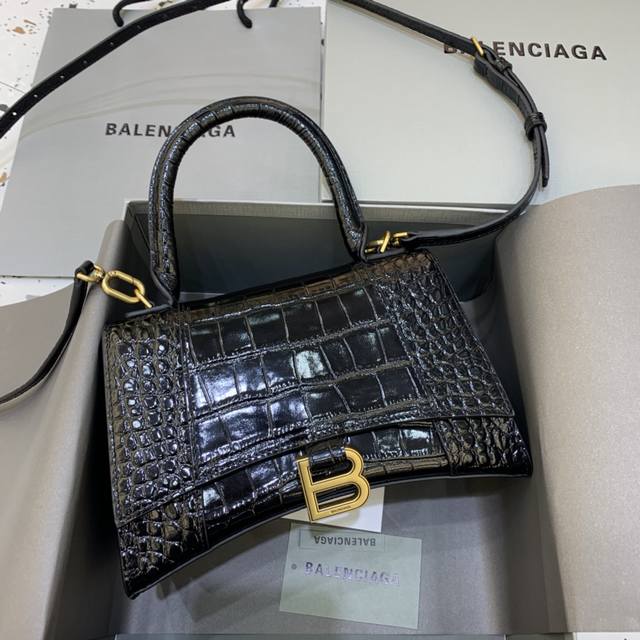 小号 ♀原单Balencia巴黎家，本季重磅 鳄鱼黑配金扣 沙漏包，独特的标志性弧线形状造型极具辨识度，一眼就让人眼前一亮呀超炫酷，外观呈现一轮半月状上坠一个金