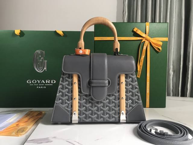 正品级 全新升级Goyard Sagon PM小号包 Sagon包是Goyar之家最具代表性的经典包款之一，它以手袋的形式呈现出goyar所有旅行箱制作工艺的特