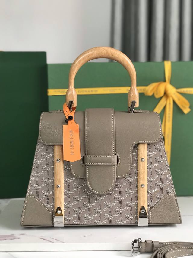 正品级 全新升级Goyard Sagon PM小号包 奶茶灰 Sagon包是Goyar之家最具代表性的经典包款之一，它以手袋的形式呈现出goyar所有旅行箱制作 - 点击图像关闭