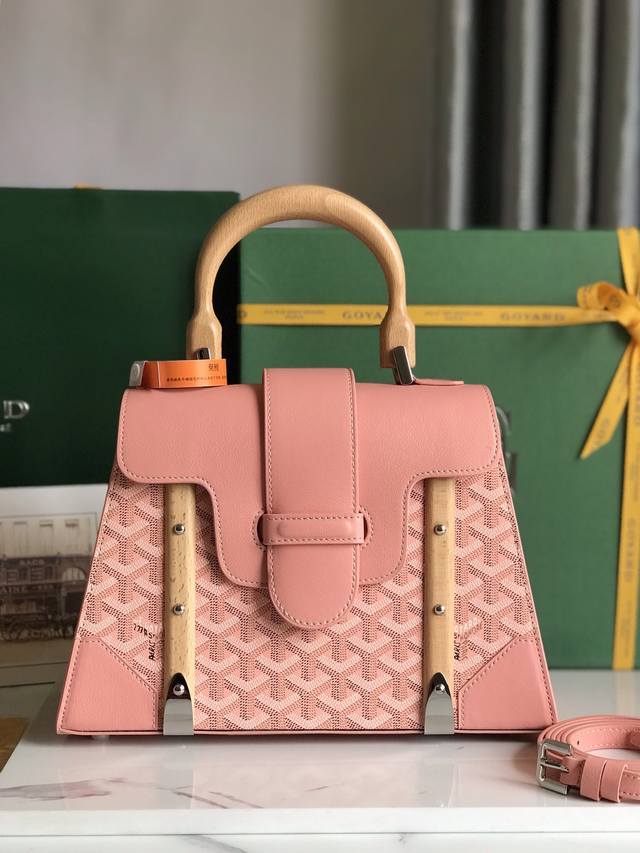 正品级 全新升级Goyard Sagon PM小号包 限量粉 Sagon包是Goyar之家最具代表性的经典包款之一，它以手袋的形式呈现出goyar所有旅行箱制作 - 点击图像关闭