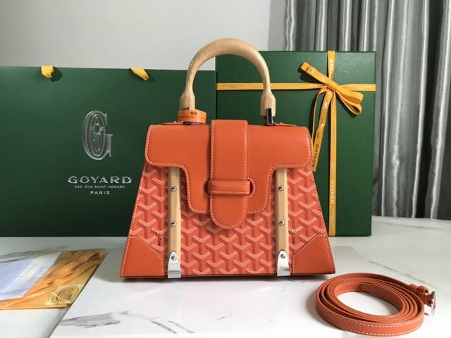 正品级 全新升级Goyard Sagon PM小号包 Sagon包是Goyar之家最具代表性的经典包款之一，它以手袋的形式呈现出goyar所有旅行箱制作工艺的特