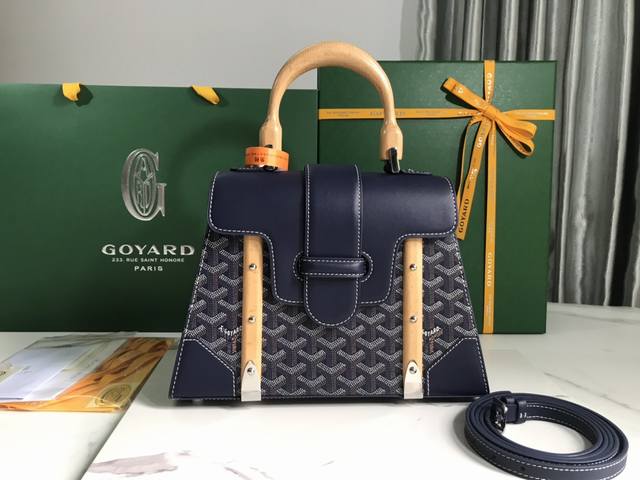 正品级 全新升级Goyard Sagon PM小号包 Sagon包是Goyar之家最具代表性的经典包款之一，它以手袋的形式呈现出goyar所有旅行箱制作工艺的特