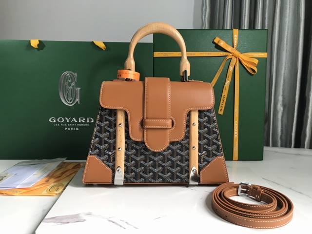 正品级 全新升级Goyard Sagon PM小号包 Sagon包是Goyar之家最具代表性的经典包款之一，它以手袋的形式呈现出goyar所有旅行箱制作工艺的特