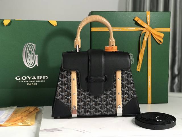 正品级 全新升级Goyard Sagon PM小号包 Sagon包是Goyar之家最具代表性的经典包款之一，它以手袋的形式呈现出goyar所有旅行箱制作工艺的特