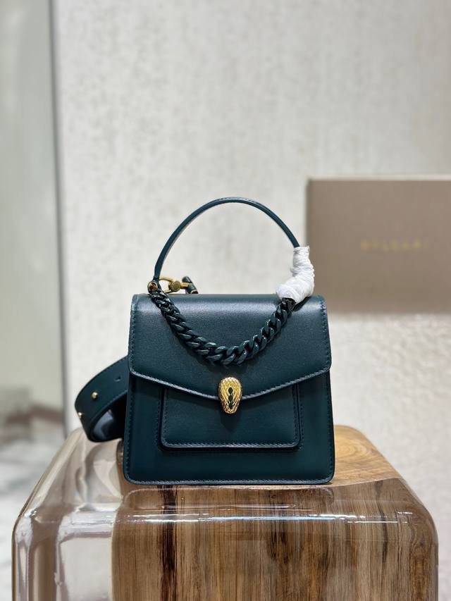 正品级 斜挎包 型号：290762 尺寸：18×15×9.5cm “Serpenti Forever”系列迎来又一佳作 更具现代气息和都市风情的全新斜挎包。此款 - 点击图像关闭