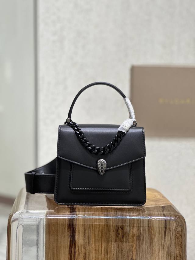 正品级 斜挎包 型号：290762 尺寸：18×15×9.5cm “Serpenti Forever”系列迎来又一佳作 更具现代气息和都市风情的全新斜挎包。此款 - 点击图像关闭