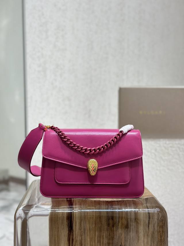 正品级 斜挎包 型号：290767 尺寸：25×17×8cm “Serpenti Forever”系列迎来又一佳作 更具现代气息和都市风情的全新斜挎包。此款长链 - 点击图像关闭