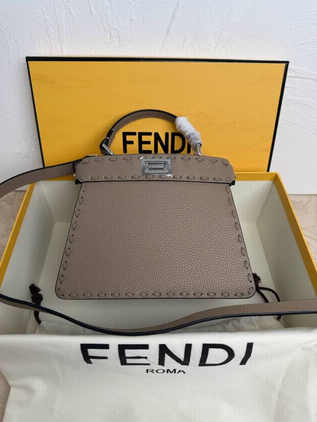 正品级 FEND1PeekabooISeeU小号手袋，荔枝纹小牛皮材质，两侧缀以经典的扭锁，软纳帕皮革衬里，两个隔层由硬质隔板隔开，配有系扣内部口袋和金色金属件 - 点击图像关闭