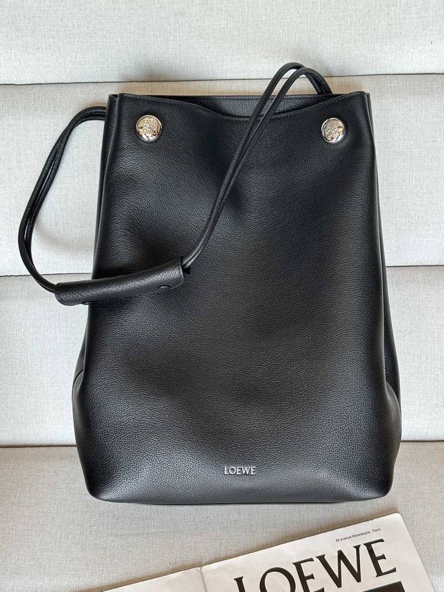 原厂皮 大号9530 新品 柔软粒面牛皮革 Pebble Hobo 手袋 Pebble Hobo 是一款设计简约的垂直包款，配有双重标志性 Anagram Pe