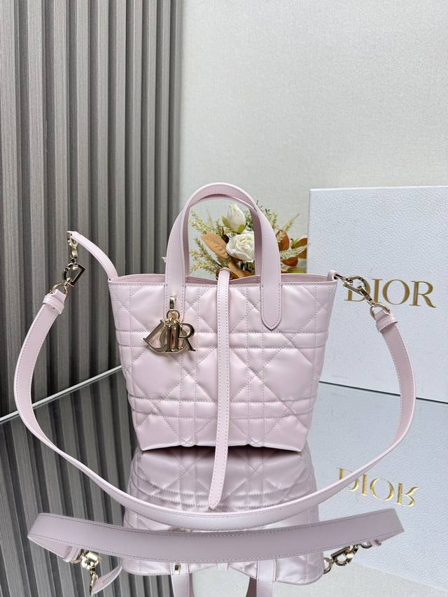 正品级 这款 Dior Toujours竖版手袋是二零二五早春成衣系列新品，时尚实用，别具一格。采用粉色牛皮革精心制作，饰以超大藤格纹缉面线，宽敞的内部隔层可收