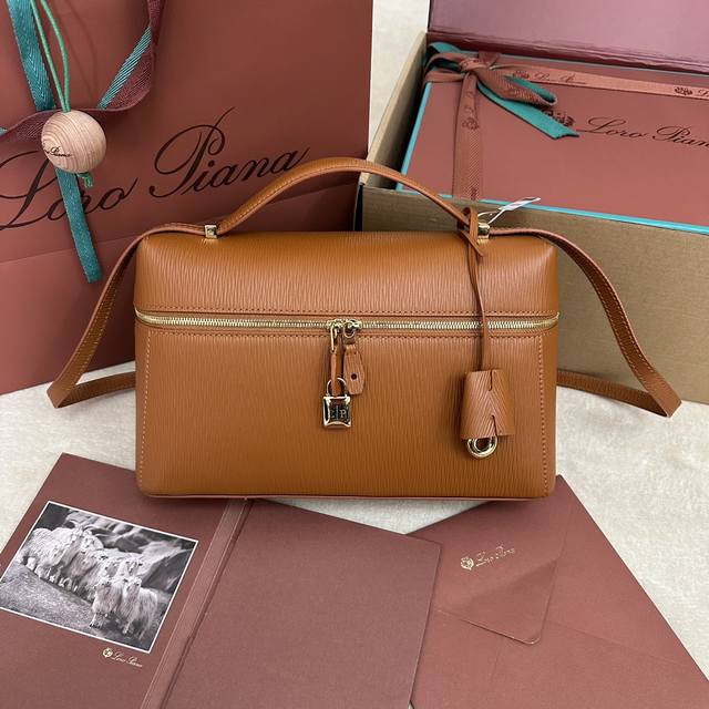 Loro piana 秋冬新款 Extra bag 升级版本 L27 棕色水波纹 对版原厂进口牛皮 特级纯钢五金 内里对版反绒牛皮 完美复刻，细节秒杀市面通货。 - 点击图像关闭