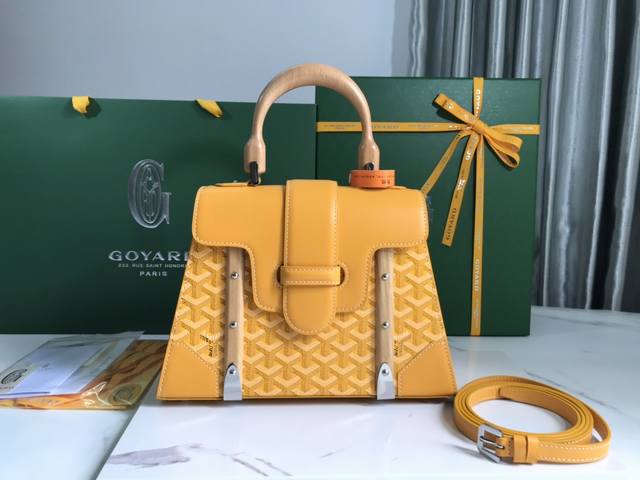 全新升级Goyard Sagon PM小号包 Sagon包是Goyar之家最具代表性的经典包款之一，它以手袋的形式呈现出goyar所有旅行箱制作工艺的特点。Sa