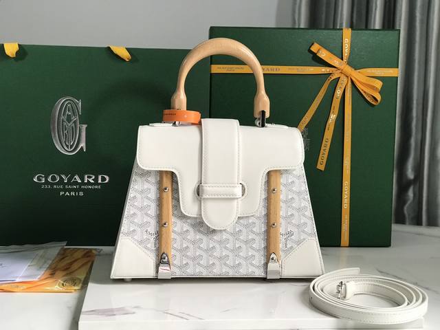 全新升级Goyard Sagon PM小号包 Sagon包是Goyar之家最具代表性的经典包款之一，它以手袋的形式呈现出goyar所有旅行箱制作工艺的特点。Sa - 点击图像关闭