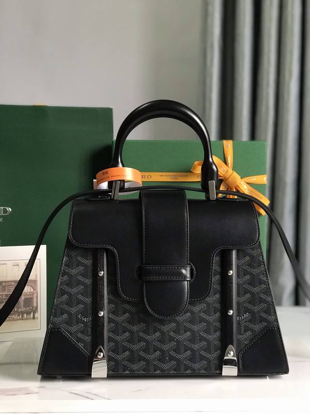 全新升级Goyard Sagon PM小号包 Sagon包是Goyar之家最具代表性的经典包款之一，它以手袋的形式呈现出goyar所有旅行箱制作工艺的特点。Sa