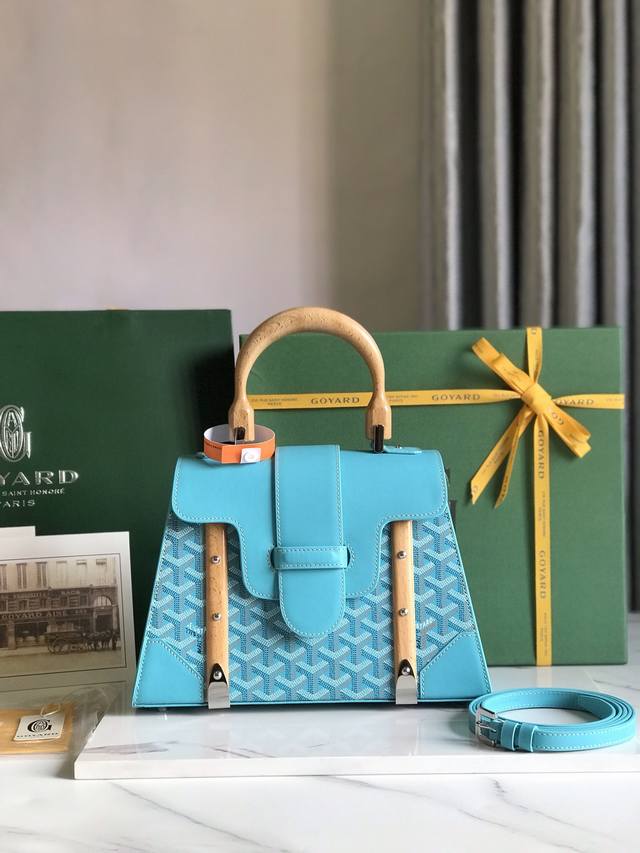 全新升级Goyard Sagon PM小号包 Sagon包是Goyar之家最具代表性的经典包款之一，它以手袋的形式呈现出goyar所有旅行箱制作工艺的特点。Sa - 点击图像关闭