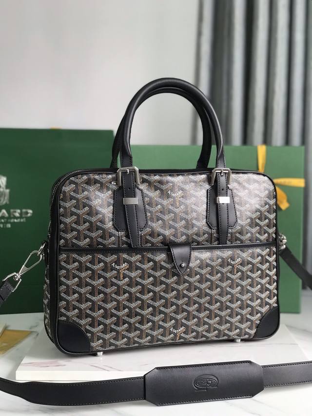 Goyard Ambassad messagebag小号公文包 AMBASSADE系列旨在满足注重精致的商务女性和男性客户的需求，是理想的商务伴侣其容量和各种口