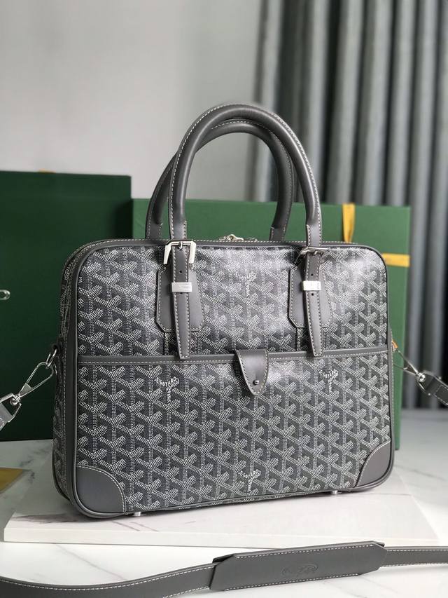 Goyard Ambassad messagebag小号公文包 AMBASSADE系列旨在满足注重精致的商务女性和男性客户的需求，是理想的商务伴侣其容量和各种口