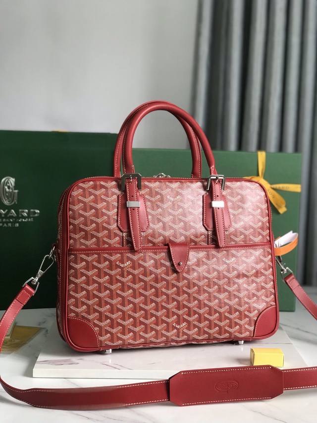 Goyard Ambassad messagebag小号公文包 AMBASSADE系列旨在满足注重精致的商务女性和男性客户的需求，是理想的商务伴侣其容量和各种口