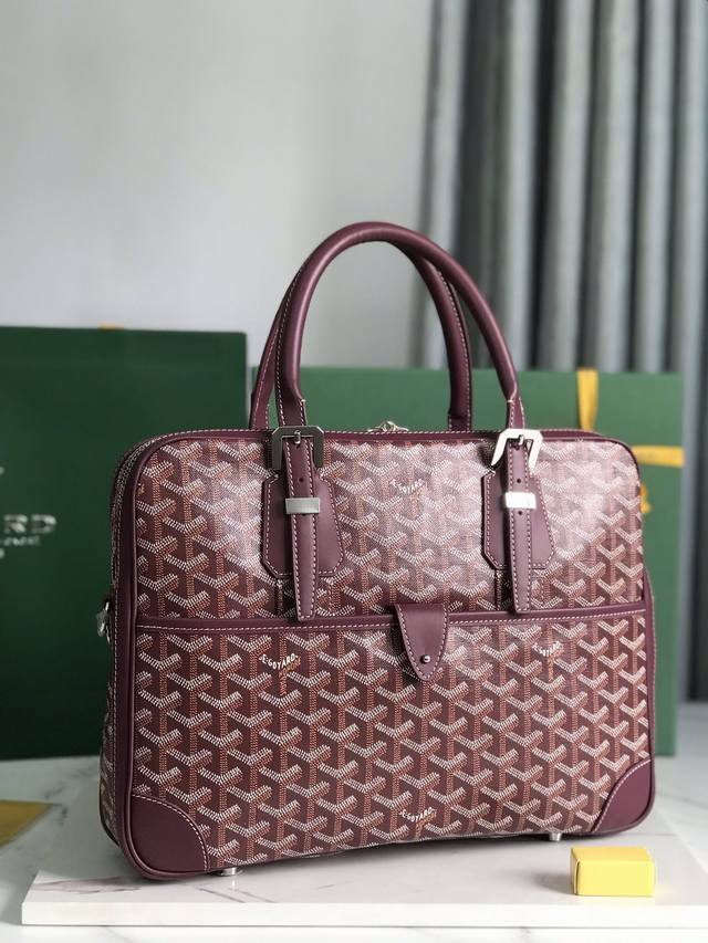 Goyard Ambassad messagebag小号公文包 AMBASSADE系列旨在满足注重精致的商务女性和男性客户的需求，是理想的商务伴侣其容量和各种口