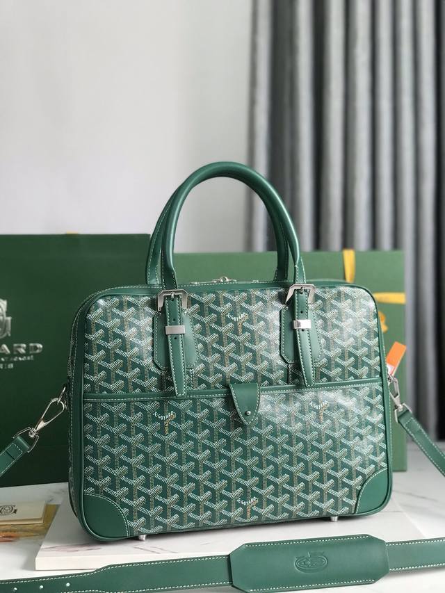 Goyard Ambassad messagebag小号公文包 AMBASSADE系列旨在满足注重精致的商务女性和男性客户的需求，是理想的商务伴侣其容量和各种口