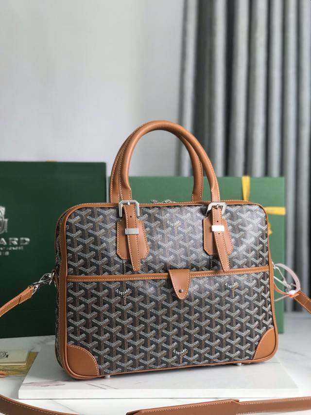 Goyard Ambassad messagebag小号公文包 AMBASSADE系列旨在满足注重精致的商务女性和男性客户的需求，是理想的商务伴侣其容量和各种口