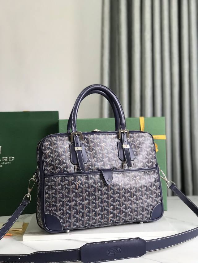 Goyard Ambassad messagebag小号公文包 AMBASSADE系列旨在满足注重精致的商务女性和男性客户的需求，是理想的商务伴侣其容量和各种口